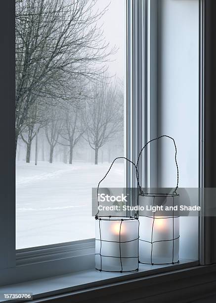 心地よいランタンと冬の窓から見た風景 - 冬のストックフォトや画像を多数ご用意 - 冬, ローソク, 窓