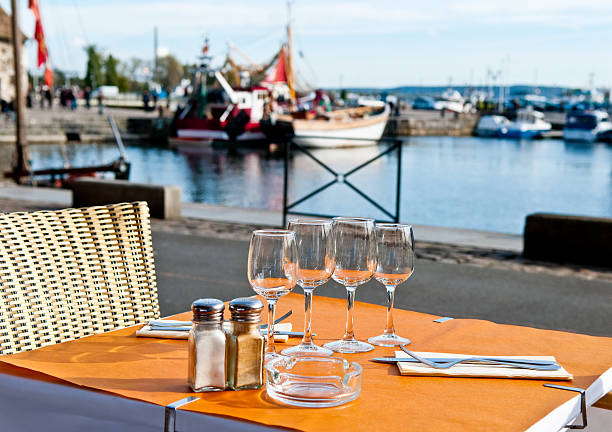 야외 디너 설정을 옹플뢰르, 프랑스 - dining nautical vessel recreational boat europe 뉴스 사진 이미지