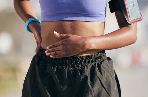 Stomach, sports woman and pain from exercise injury, problem and first aid for fitness. Closeup, female athlete and hands on abdomen for emergency, muscle cramps and stress of sick, bellyache or risk estómago, deportista y dolor por lesión por ejercicio, problema y primeros auxilios para la aptitud física. primer plano, atleta femenina y manos en el abdomen para emergencias, calambres musculares y estrés de enfermos, corporales o de riesgo