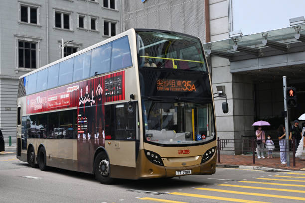 autobús de motor de kowloon en tsim sha tsui, hong kong - public transportation winter bus front view fotografías e imágenes de stock