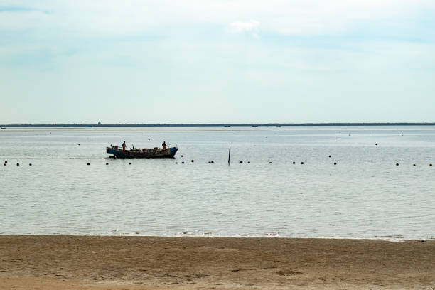 ボート海での釣り - cloud sailboat fishing boat fishing industry ストックフォトと画像