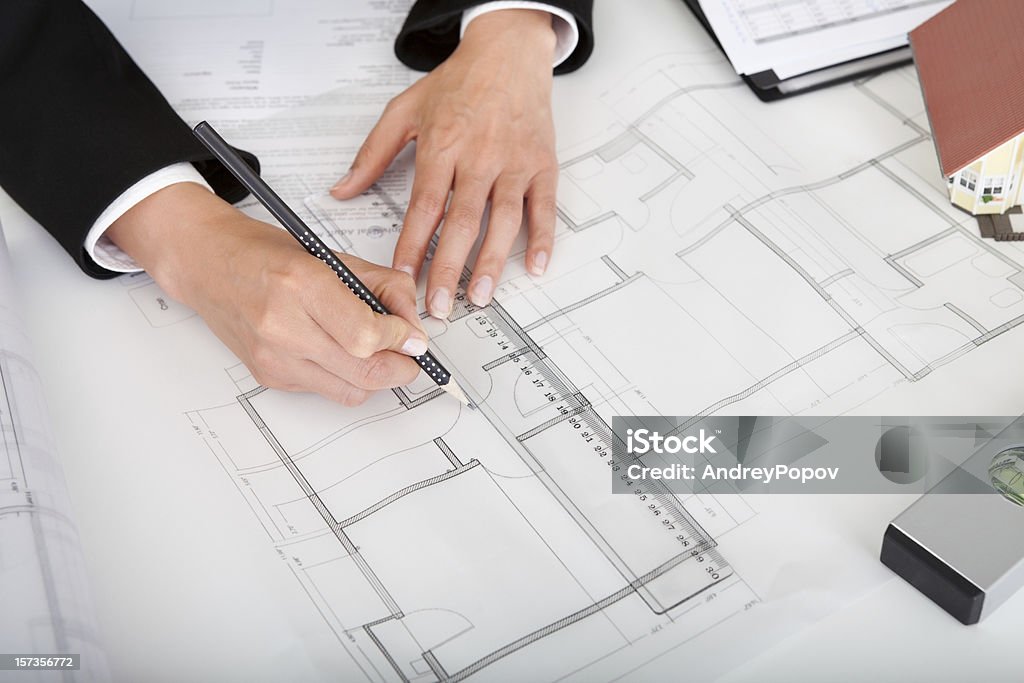 Primer plano de arquitecto trabajando en cianotipo - Foto de stock de Agarrar libre de derechos