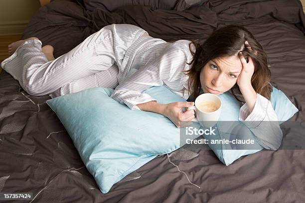 Esgotada Mulher Com Café - Fotografias de stock e mais imagens de Acordar - Acordar, Adulto, Almofada - Roupa de Cama