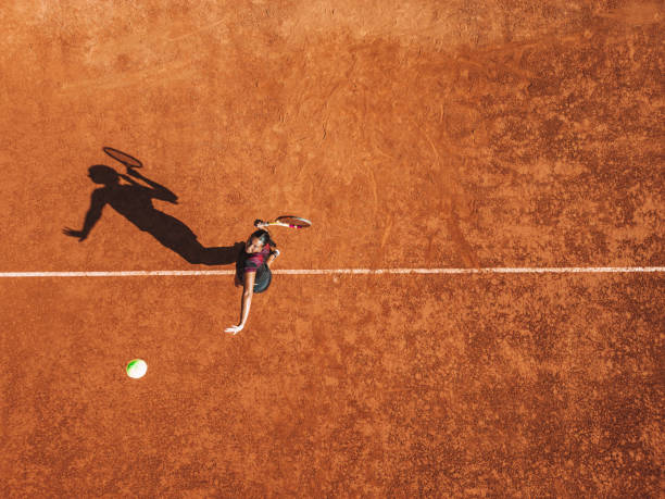 servicio de tenista profesional - punto de vista aéreo - torneo de tenis fotografías e imágenes de stock