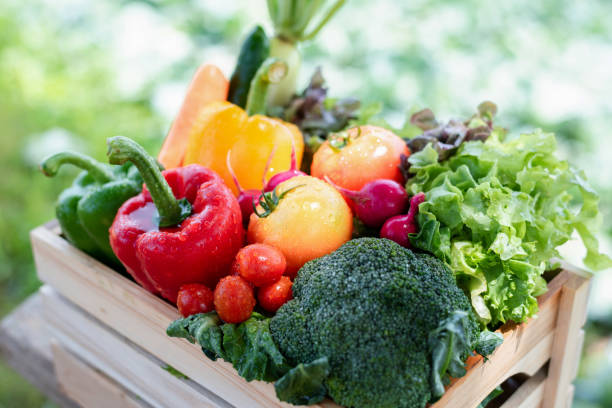 健康的な新鮮な有機果物や野菜の豊富な品揃えで満たされた木枠。