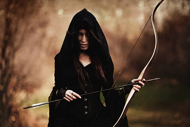 misteriosa feminino archer - archery bow arrow women - fotografias e filmes do acervo