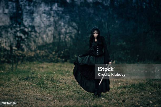 Swordswoman Foto de stock y más banco de imágenes de Medieval - Medieval, Una sola mujer, Guerrero - Papel social