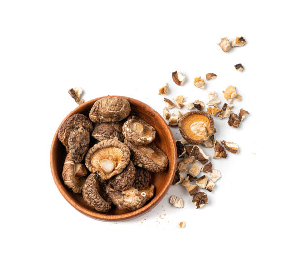 setas shiitake secas aisladas, pila de shitake cruda, hongos asiáticos orgánicos saludables - edible mushroom crimini mushroom fungus brown fotografías e imágenes de stock