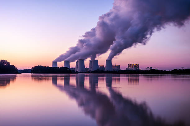 planta de energía en la puesta de sol - pollution fotografías e imágenes de stock