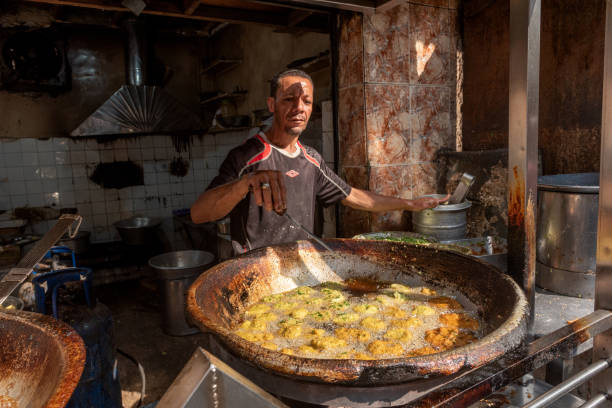 cucina e cibo di strada egiziani a cairo - jordan amman market people foto e immagini stock