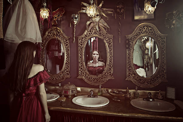 死 - mirror women reflection ghost ストックフォトと画像