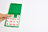 das-kind-spielt-mit-einem-puzzle-bei-dem-es-chips-mit-zahlen-bewegt.jpg?b=1&s=170x170&k=20&c=lLIiQ_tutWjEMRDwJ76yO3RmtRSAufjt67PxqvaW6QI=