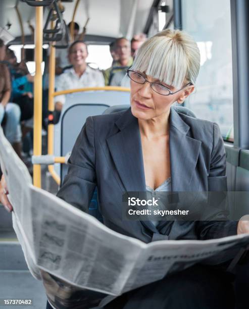 치도 신문 읽기 버스 대형 버스에 대한 스톡 사진 및 기타 이미지 - 대형 버스, 여자 사업가, 30-39세