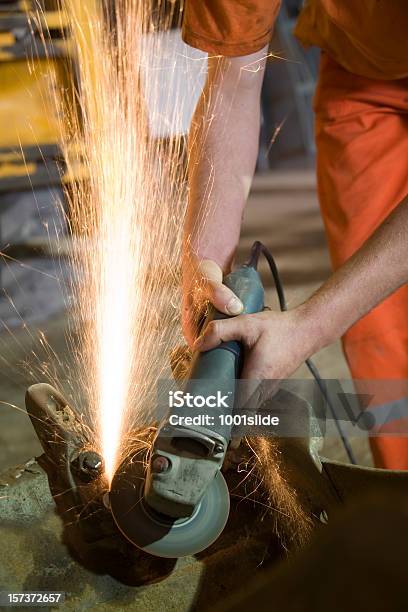 Scintille Dal Secchio Chiodi - Fotografie stock e altre immagini di Abrasivo - Abrasivo, Acciaio, Adulto