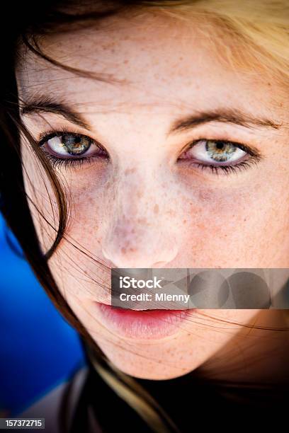 Photo libre de droit de Adorable Beauté Féminine banque d'images et plus d'images libres de droit de Femmes - Femmes, Regarder en l'air, Adolescence