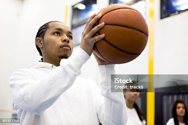 Photo libre de droit de Jeunes Étudiants Joueur De Basketball En Vous Concentrant Sur Prenant Une Pénalité banque d'images et plus d'images libres de droit de Adolescent