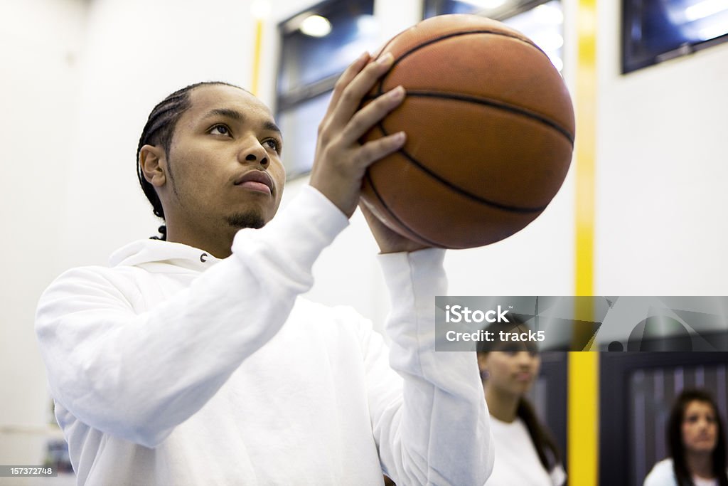 Adolescente estudantes: Jogador de basquete com especial ênfase em tomar um penálti - Royalty-free Adolescente Foto de stock