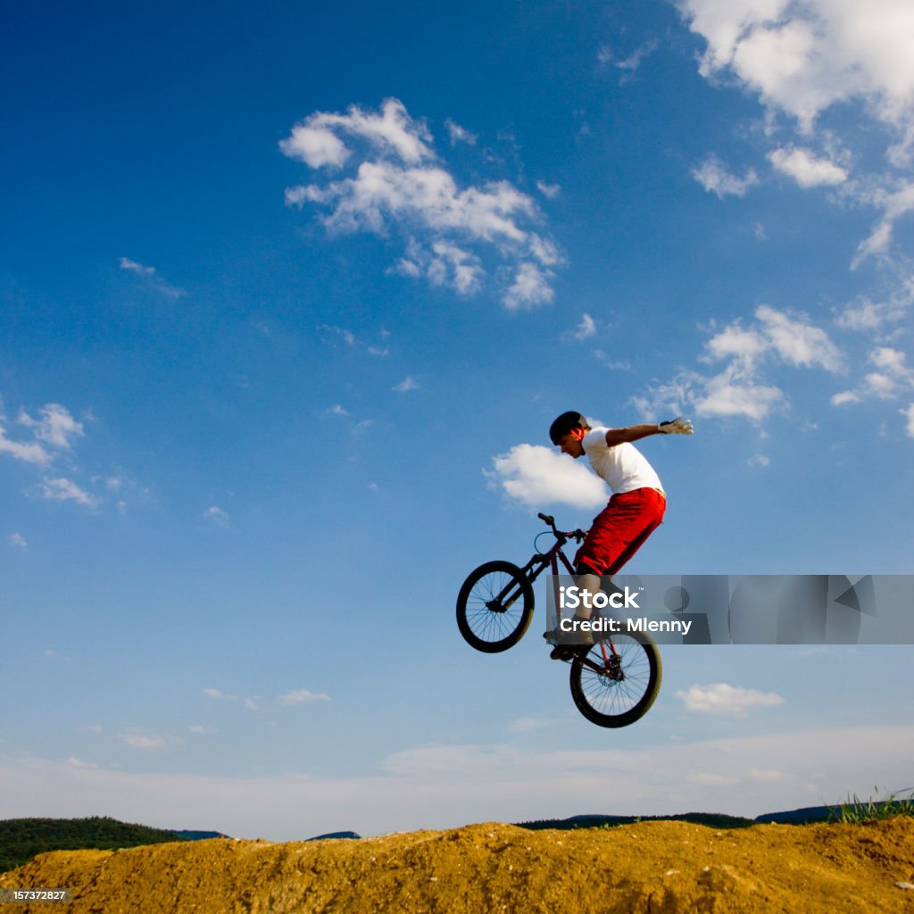 Dirt Jump a mano libera - Foto stock royalty-free di BMX