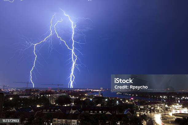 Lightening Stockfoto und mehr Bilder von Außenaufnahme von Gebäuden - Außenaufnahme von Gebäuden, Baugewerbe, Bauwerk