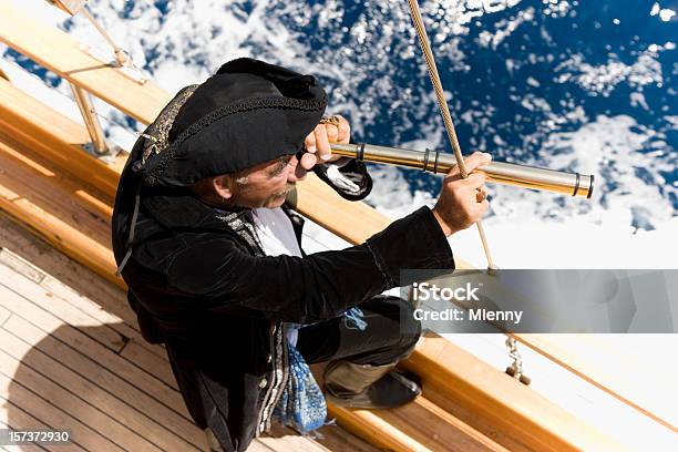 Pirata Capitão De Caça - Fotografias de stock e mais imagens de Pirata - Pirata, Telescópio de mão, Capitão