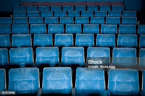 Cine Vacío Foto de stock y más banco de imágenes de Sala de cine - Sala de cine, Asiento, Silla