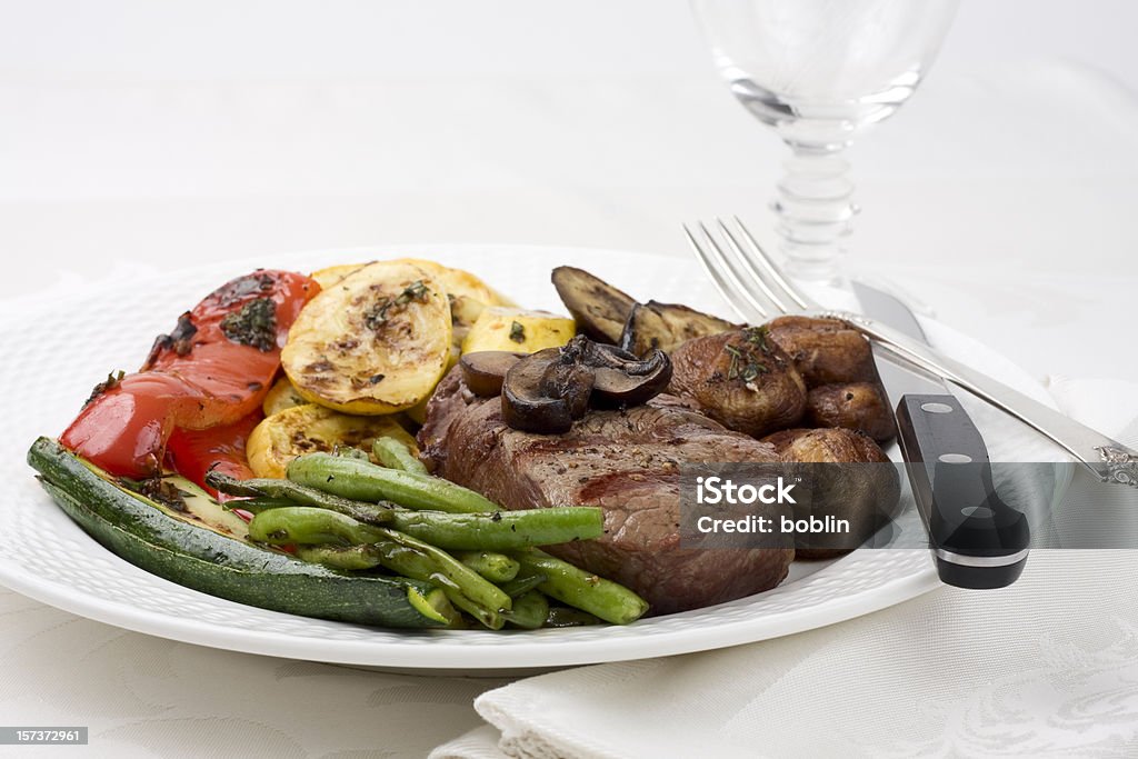 Bistec a la parrilla y verduras - Foto de stock de Ajo libre de derechos