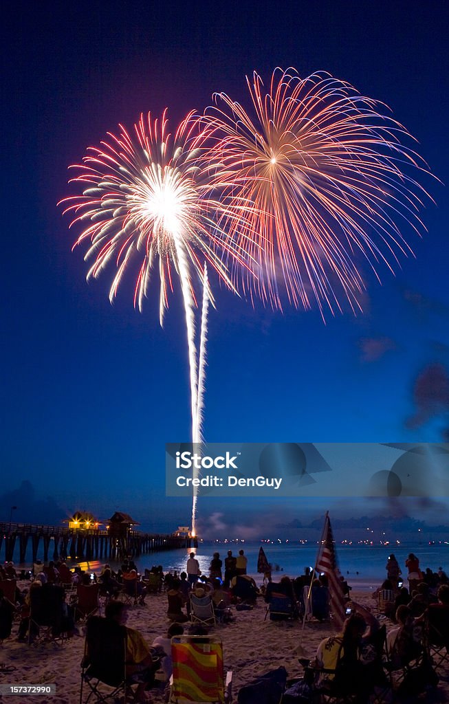 Fogos de artifício na praia vermelha explosões com luz do céu - Foto de stock de Fogos de artifício - Evento de entretenimento royalty-free