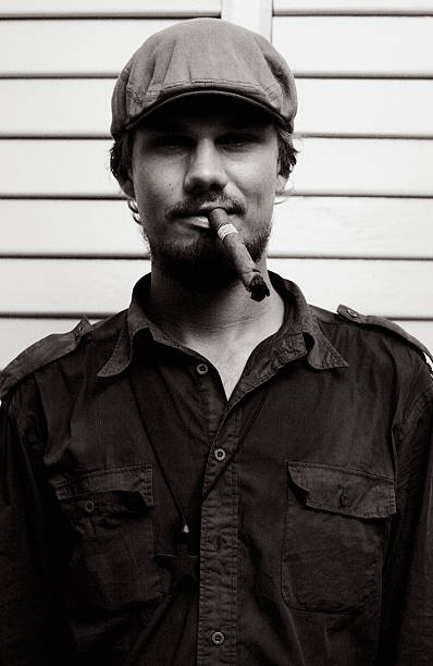 fumar para fumadores - fine art portrait portrait street looking at camera fotografías e imágenes de stock