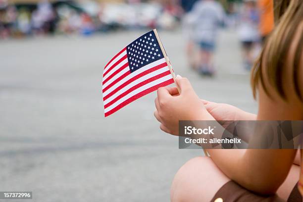 Bandera De Los Estados Unidos Foto de stock y más banco de imágenes de Cabalgata - Cabalgata, Cuatro de julio, Niño