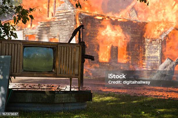Tv Guardado Da Casa Queima De - Fotografias de stock e mais imagens de Acidentes e Desastres - Acidentes e Desastres, Ao Ar Livre, Calor