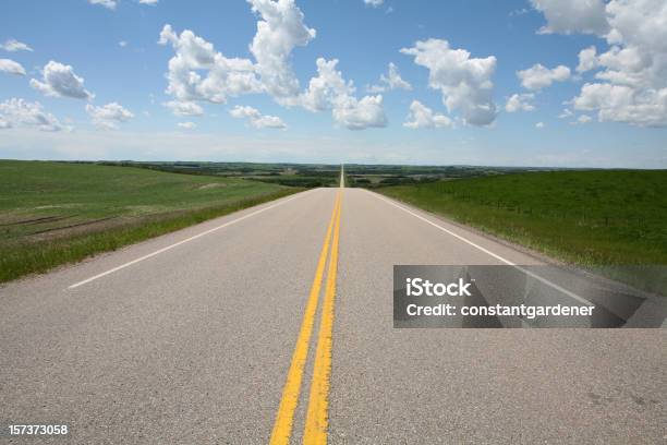 Highway En Alberta Foto de stock y más banco de imágenes de Vía - Vía, Pradera, Alberta