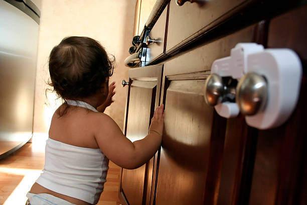 enfant est insonorisée 3 enfants à la découverte de la cuisine - babyproof photos et images de collection