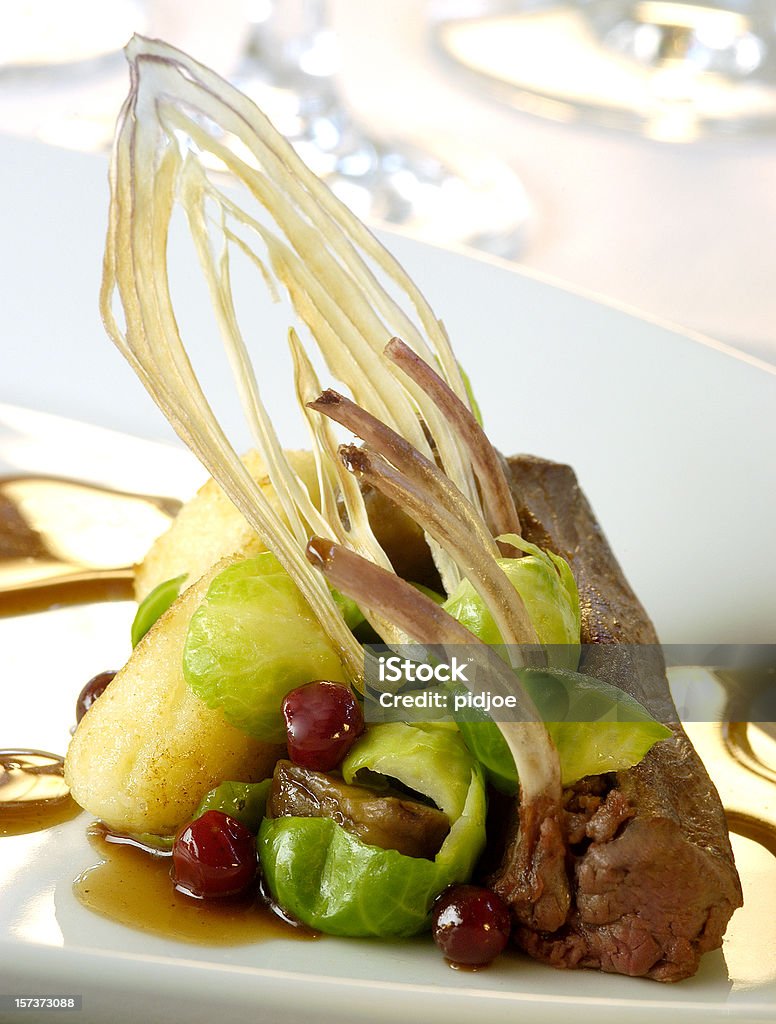Prato gourmet de cordeiro assado - Foto de stock de Almoço royalty-free