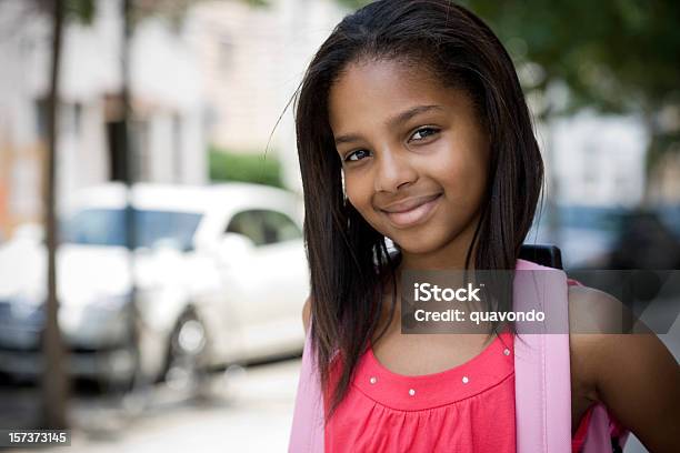 Afroamericana Menina Da Escola Primária Retrato De Estudante Com Mochila Copyspace - Fotografias de stock e mais imagens de Cabelo Liso