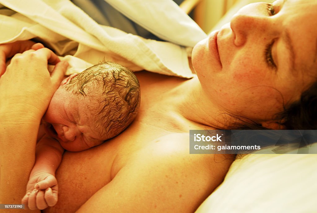 Новорожденный ребенок, лежа на мать - Стоковые фото Кулак роялти-фри