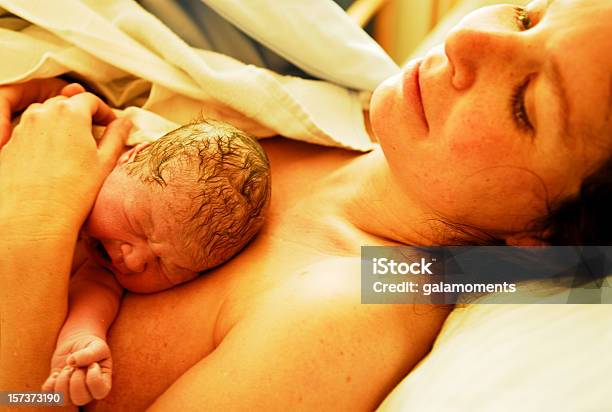 Новорожденный Ребенок Лежа На Мать — стоковые фотографии и другие картинки Кулак - Кулак, Младенец, Мать