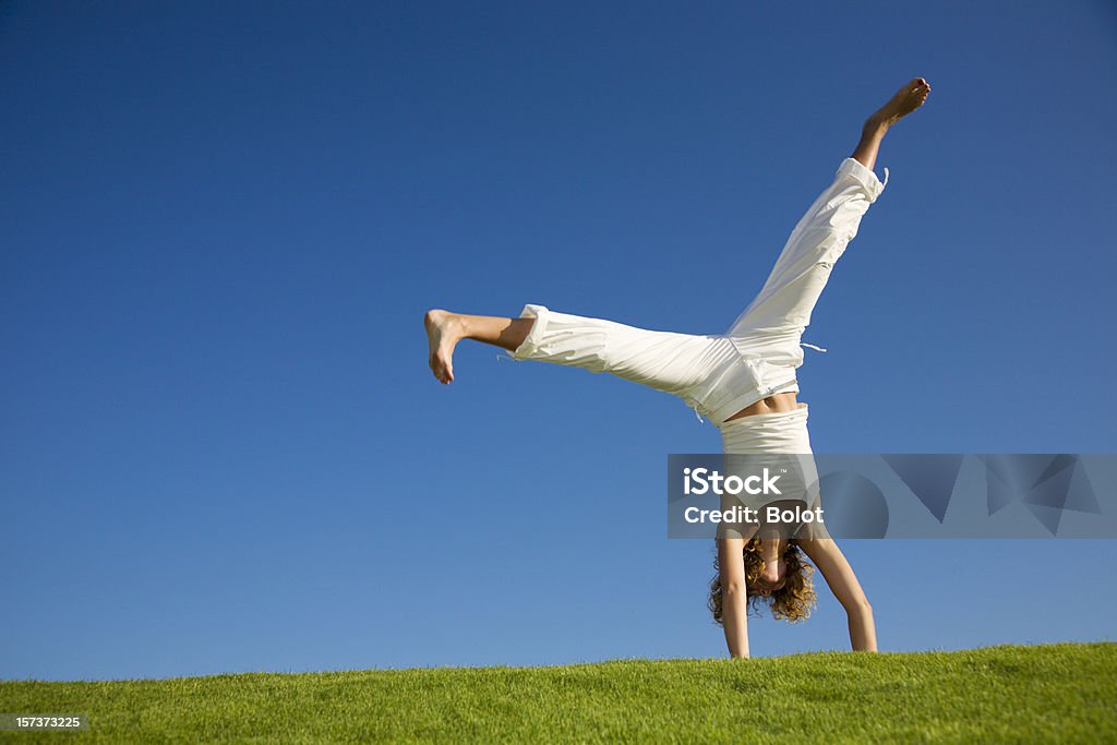 젊은 여자 하고 재주넘기 on 잔디 - 로열티 프리 여자 스톡 사진