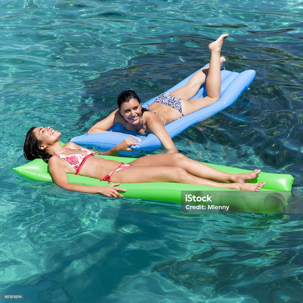 Mulher relaxante em um Insuflável matress em Lagoa Azul - Royalty-free Adolescente Foto de stock