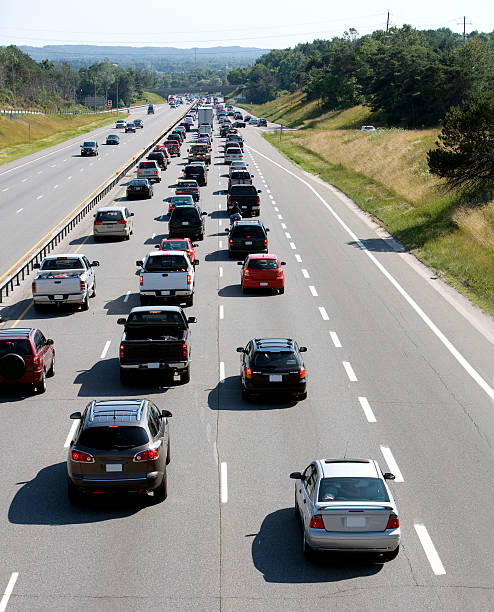 交通渋滞 - land vehicle multiple lane highway driving traffic ストックフォトと画像