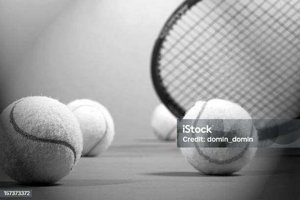 Closeup Of 테니스 공을 및 테니스 라켓을 개체 그룹에 대한 스톡 사진 및 기타 이미지 - 개체 그룹, 교육 장비, 놀기