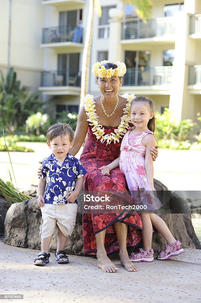 Danza Hula Lady e bambini - Foto stock royalty-free di Abito hawaiano