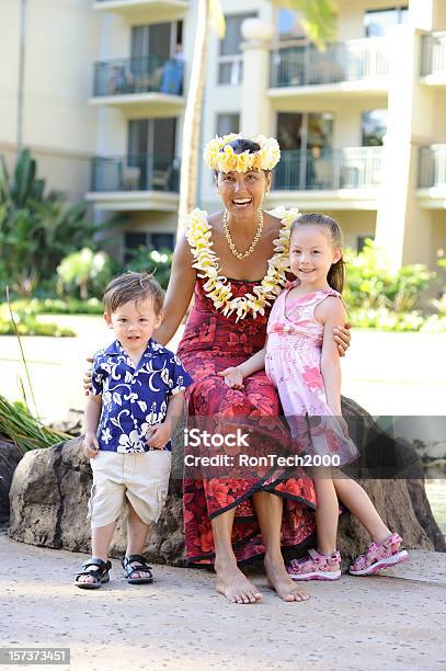 Danza Hula Lady E Bambini - Fotografie stock e altre immagini di Abito hawaiano - Abito hawaiano, Bambino, Bambino di età prescolare