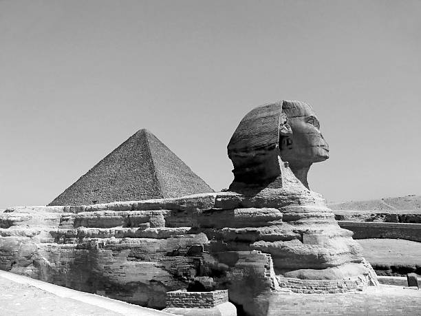 gran esfinge en giza b & w - tourist egypt pyramid pyramid shape fotografías e imágenes de stock