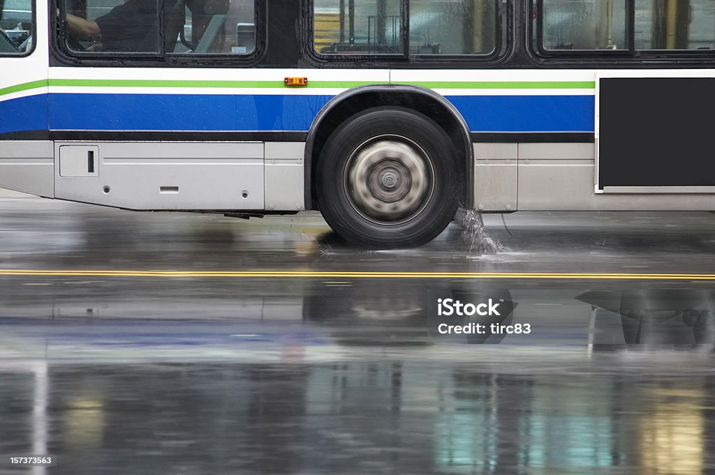 Przesuwać Autobus w obfitym deszczu - Zbiór zdjęć royalty-free (Autobus)