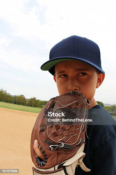 Jugador De Béisbol Juvenil Foto de stock y más banco de imágenes de Aire libre - Aire libre, Baseman, Béisbol
