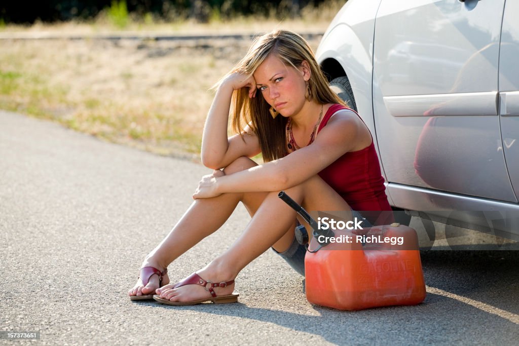 Teenager-Mädchen mit einer blockierten Auto - Lizenzfrei Kein Benzin Stock-Foto