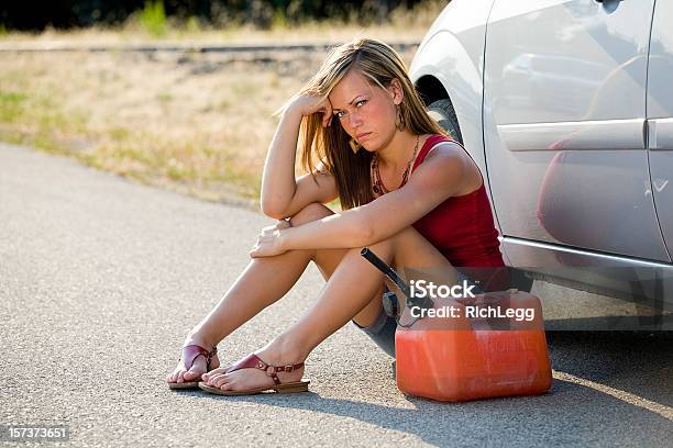 Teenagermädchen Mit Einer Blockierten Auto Stockfoto und mehr Bilder von Kein Benzin - Kein Benzin, Auto, Benzinkanister