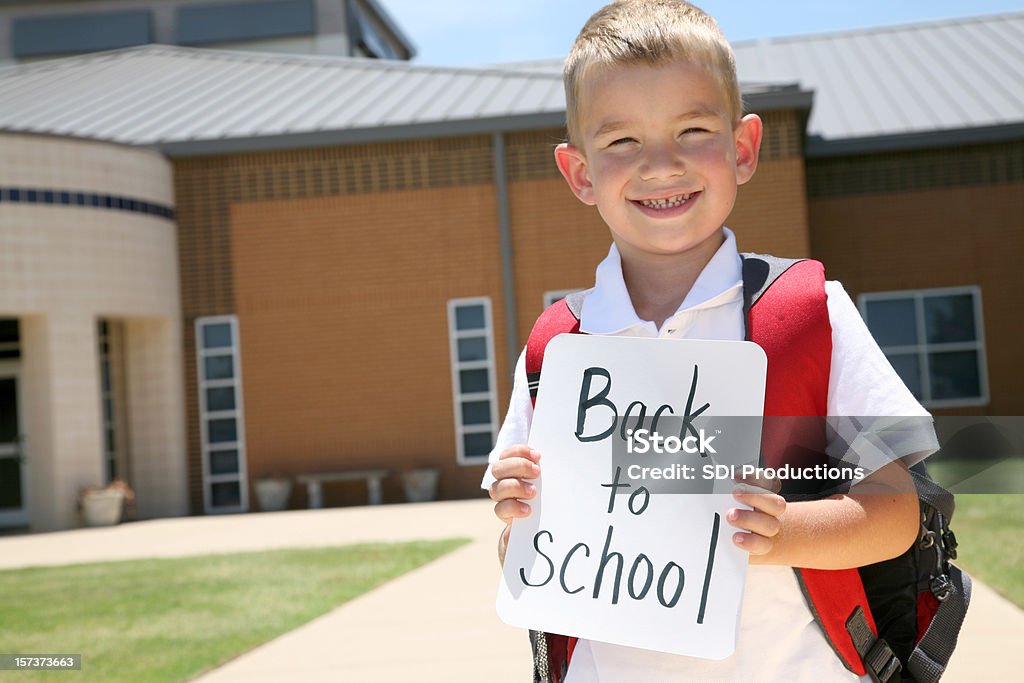 小学生保持を学校のサイン、コピースペース付き - バックパックのロイヤリティフリーストックフォト