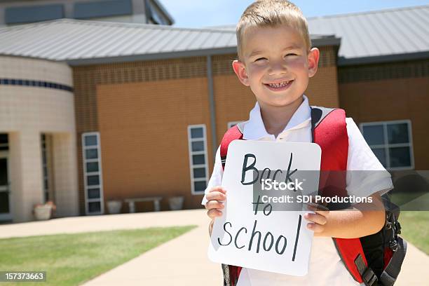 小学生保持を学校のサインコピースペース付き - バックパックのストックフォトや画像を多数ご用意 - バックパック, 手に持つ, 1人
