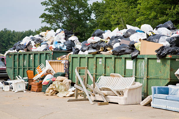 derramar poner verde dumpsters una - desbordar fotografías e imágenes de stock